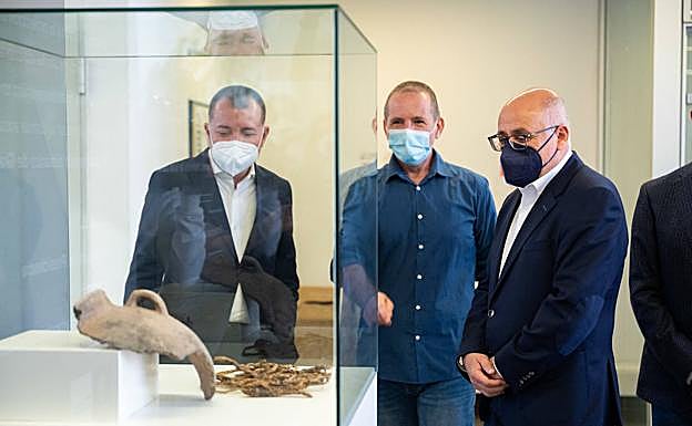 El presidente del Cabildo, Antonio Morales (derecha), observa varias piezas de la exposición. 