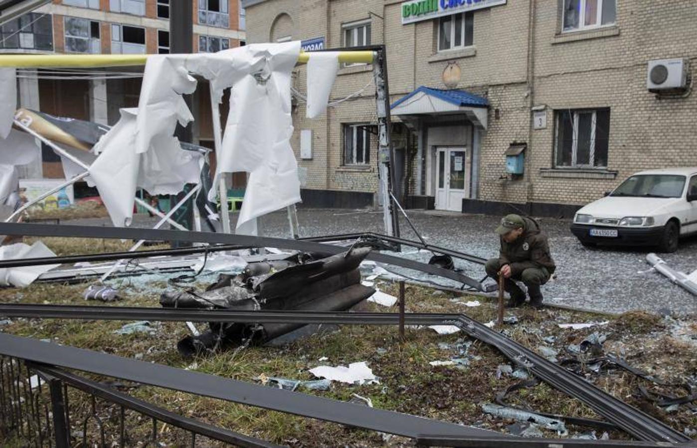 Los escombros de un objeto no identificado tras una explosión en Kiev, Ucrania.
