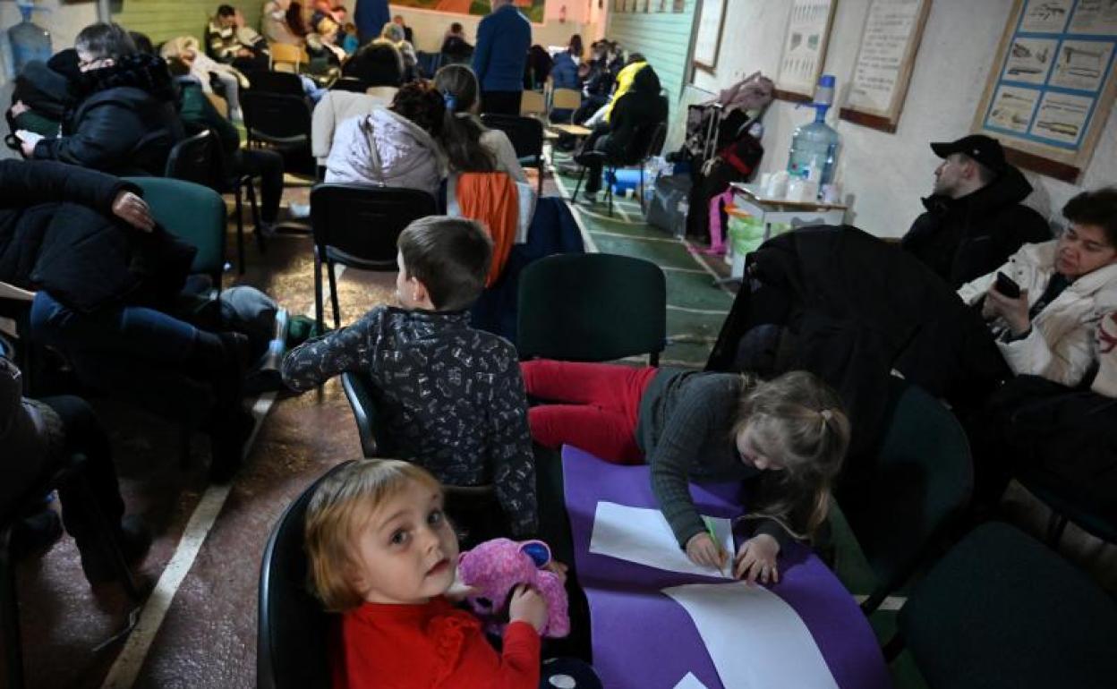 Un grupo de niños se entretiene pintando en un refugio en Kiev.