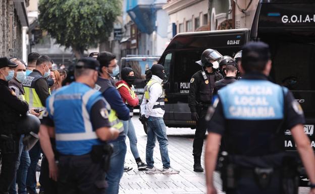 Imagen principal - La Policía Local desaloja la antigua comisaría de la calle Miguel Rosas ocupada ilegalmente
