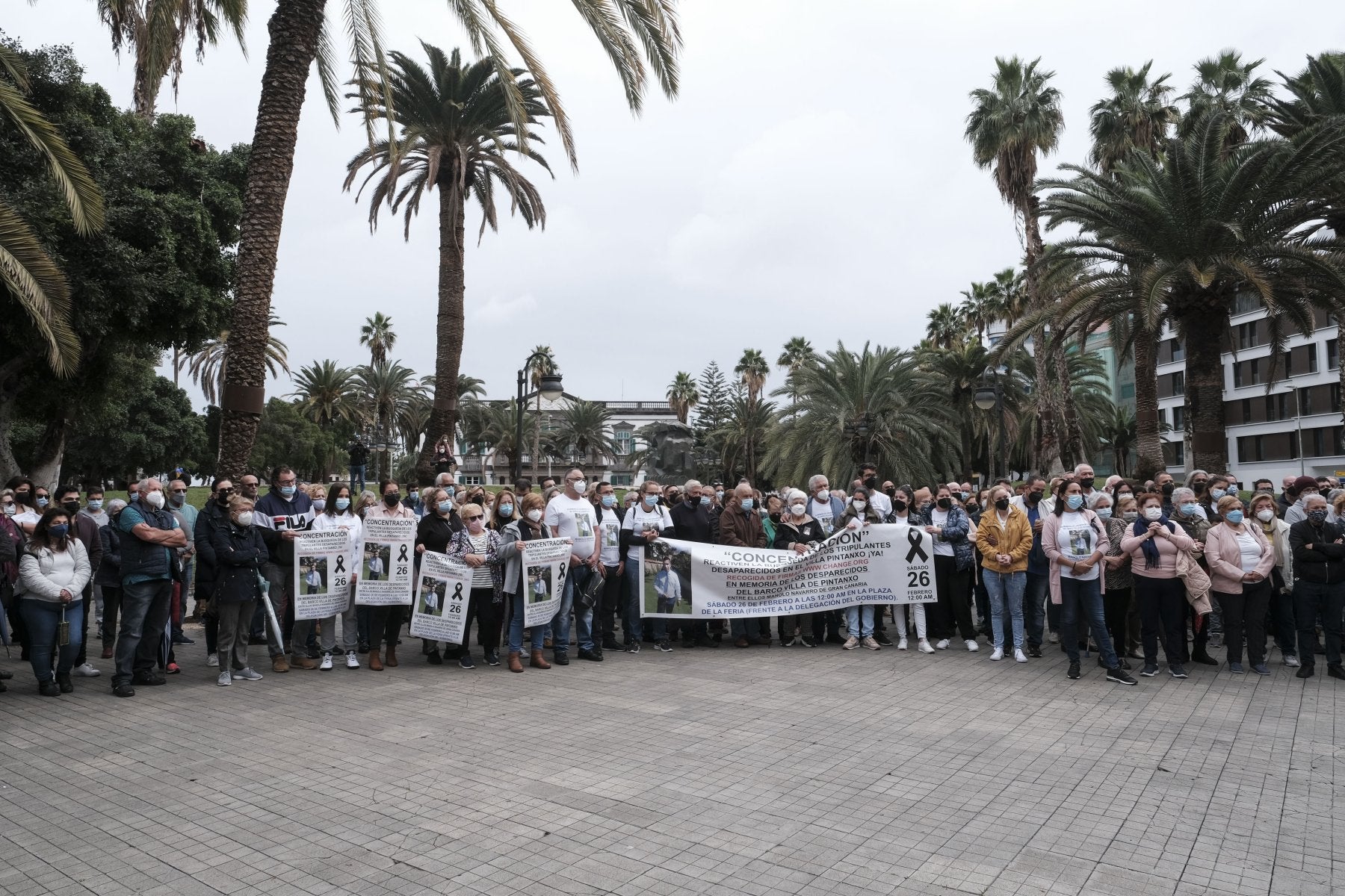 La familia de Manuel Navarro recibió ayer el apoyo de numerosas personas en la concentración. 