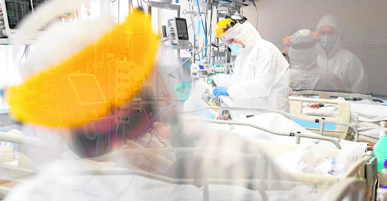 Foto de archivo de sanitarios atendiendo a pacientes covid en la UCI de un hospital. 