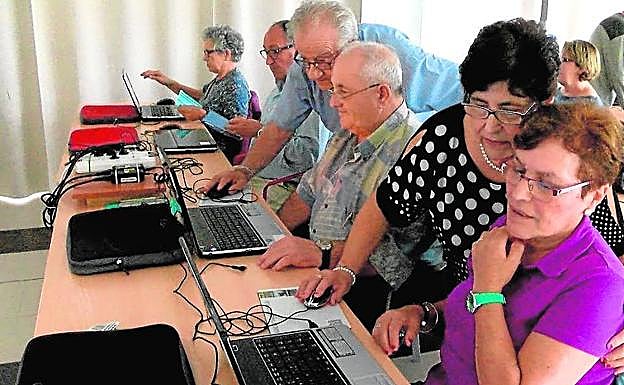 Personas mayores en un curso para el aprovechamiento de las nuevas tecnologías de la comunicación. 