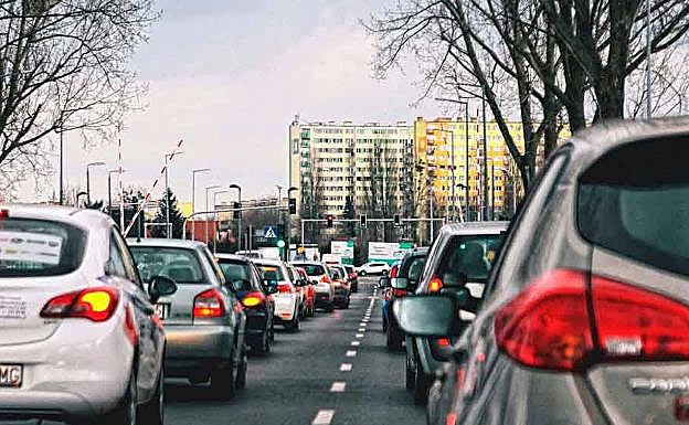 La normativa que impedirá que circules con tu coche por la ciudad si tiene más de 15 años