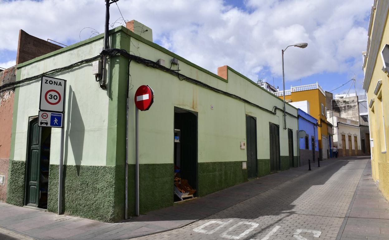 q La tienda abre de lunes a viernes de 8.15 a 13.30 y de 17.00 a 20.00 horas. Sábados y domingos solo de mañana.