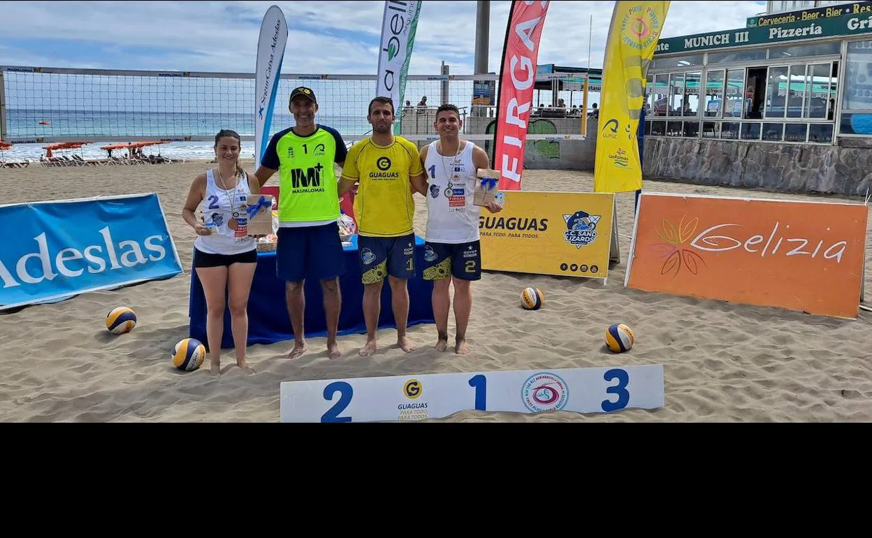 La pareja ganadora recibe su merecido premio por parte de la organización tras el torneo. 