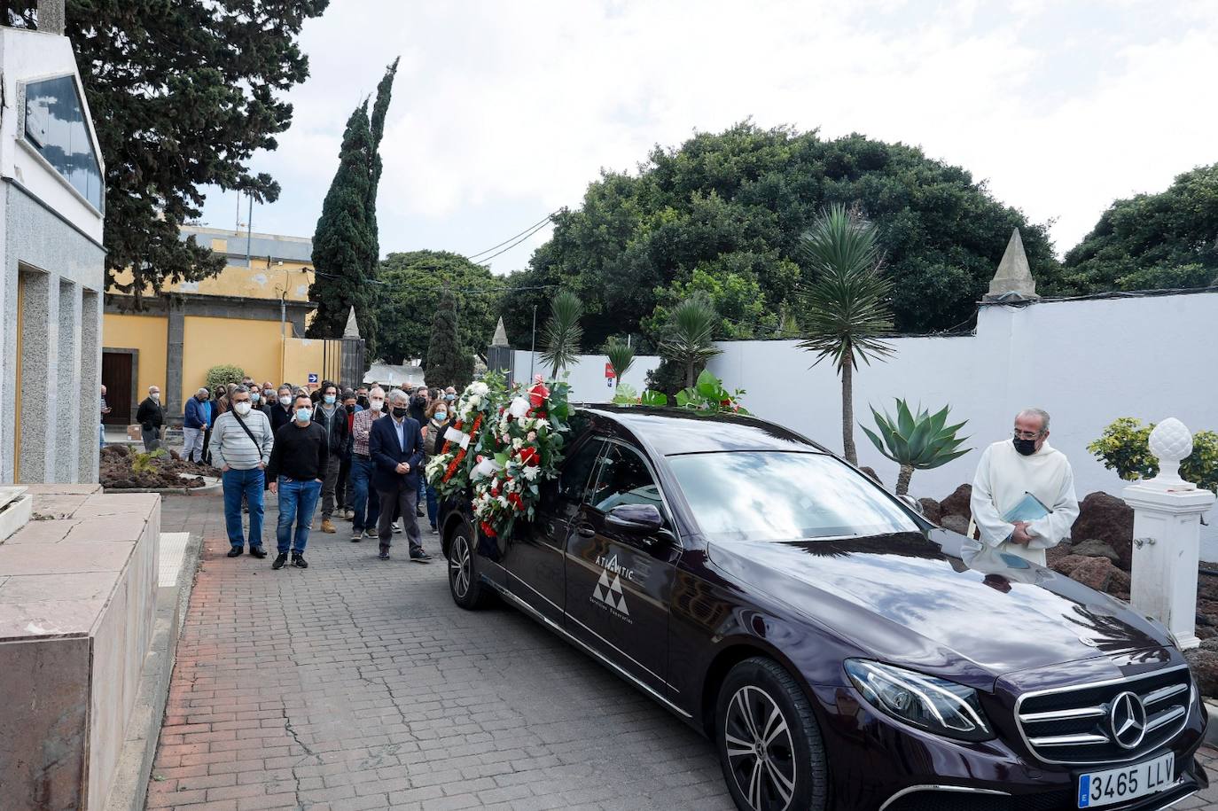Imagen secundaria 1 - Emotivo adiós al joven que falleció tras ser agredido