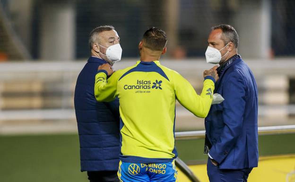 Ramírez y Helguera conversan con Jesé tras un partido. 