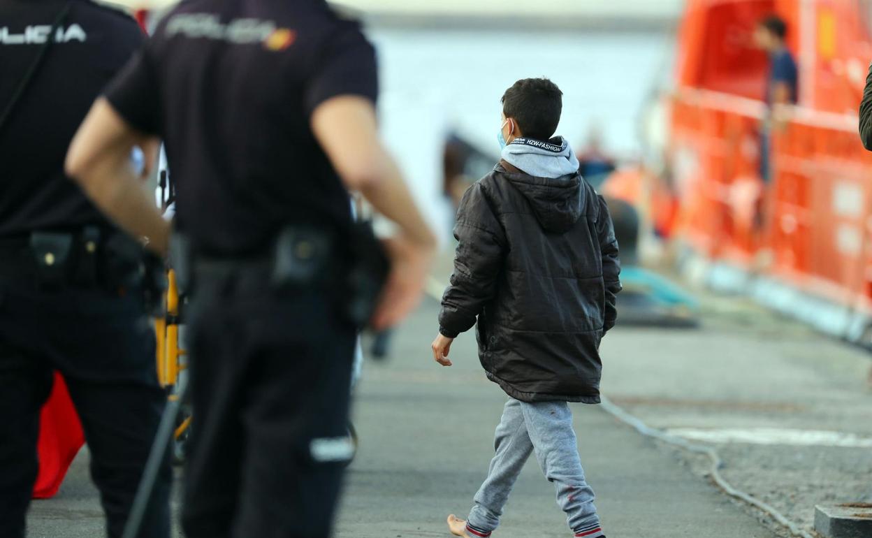 El número de menores en pateras no ha parado de incrementar mientras las islas se quedan sin recursos. 