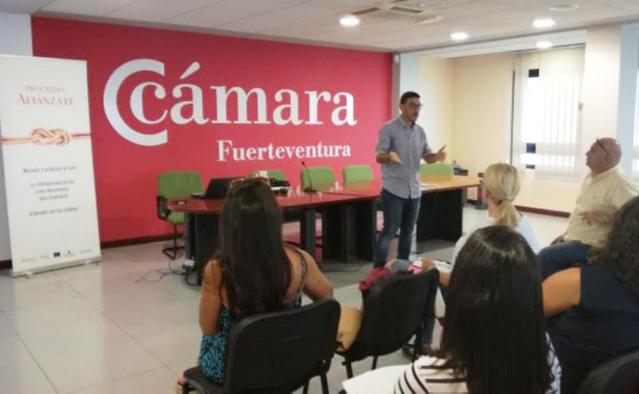 Una charla en la sede de la Cámara. 