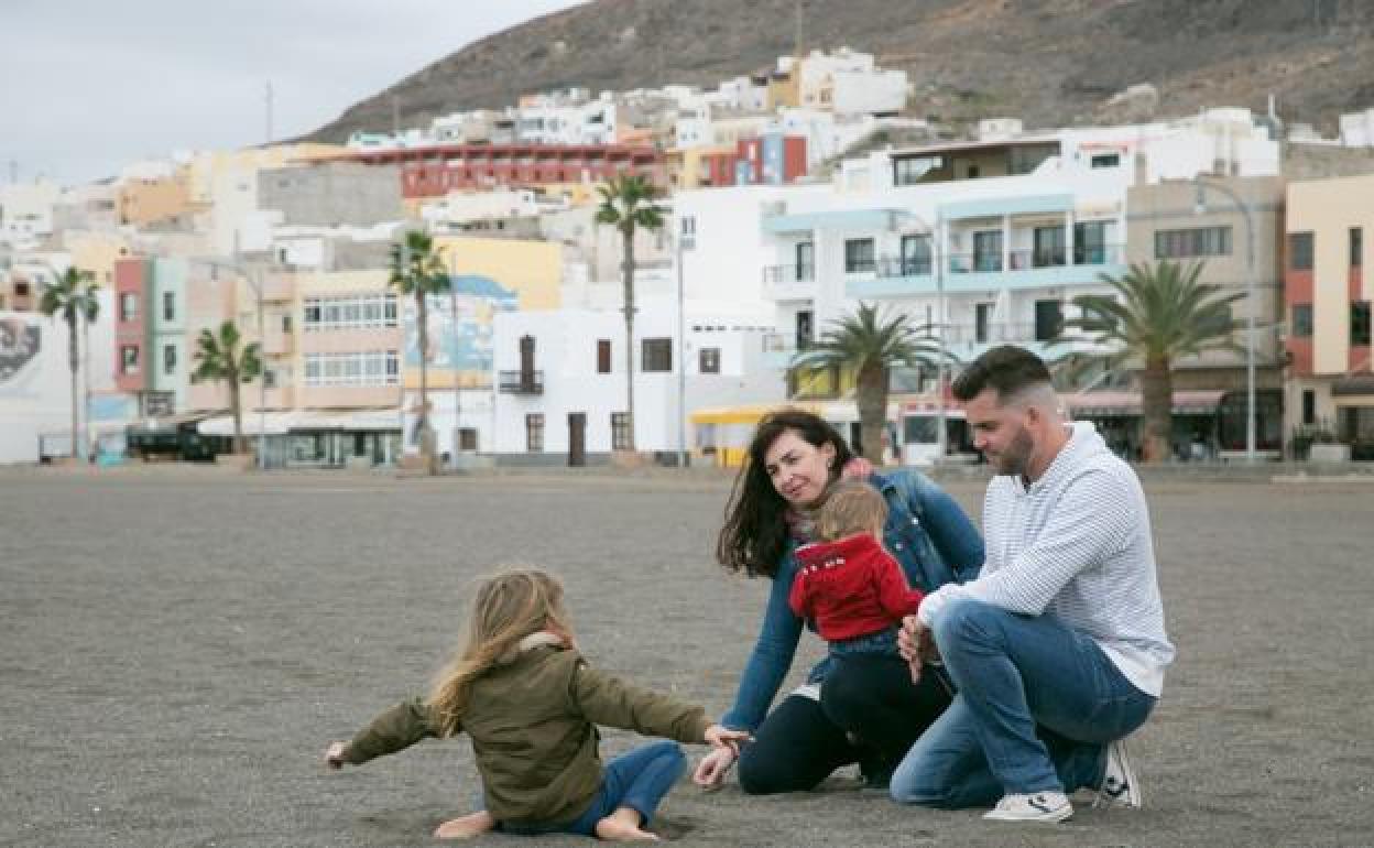 Lois, en la playa de Gran Tarajal en enero de 2018, con su familia, cuando logró cambiar su nombre en el Registro Civil con apenas cuatro años. 