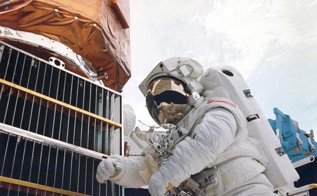 Imagen principal - Arriba, un astronauta repara el satélite Solar Max. A la izquierda, un primer plano de un panel de la nave espacial Long Duration Exposure Facility. A la derecha, un agujero creado por escombros orbitales en el STS-007, misión perteneciente al Challenger.