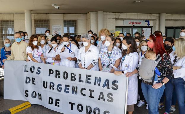 Urgencias del Insular exige medidas para despejar los pasillos de pacientes