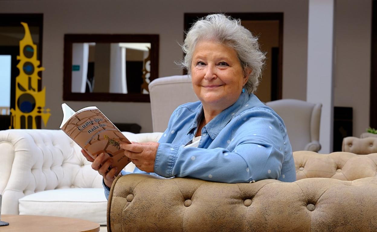 La escritora y periodista, con su segundo libro, en el hotel Fuerteventura Playa Blanca. 