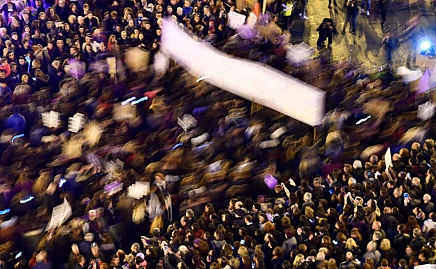 Varios miles de personas recorren el centro de Vigo, el 8-M de 2018.