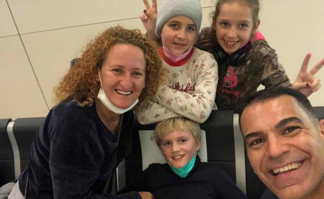 Dos guaguas, en camino de rescatar a niños de acogida ucranianos de familias canarias