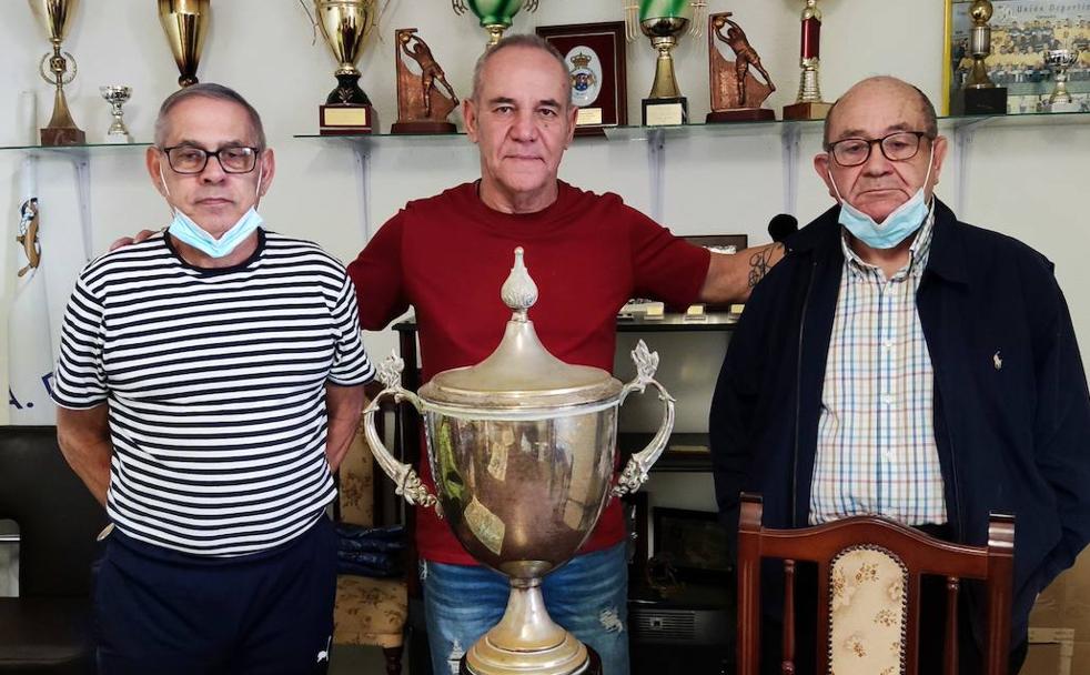 De izquierda a derecha, Jorge Suárez, Juan Antonio Martínez y Pepín Quevedo, en la sala de trofeos del Ferreras. 