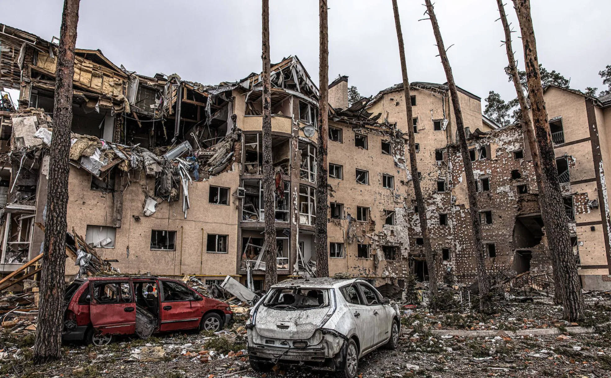Edificios residenciales y vehículos seriamente dañados tras fuertes bombardeos en la ciudad de Irpin, en la provincia de Kiev.