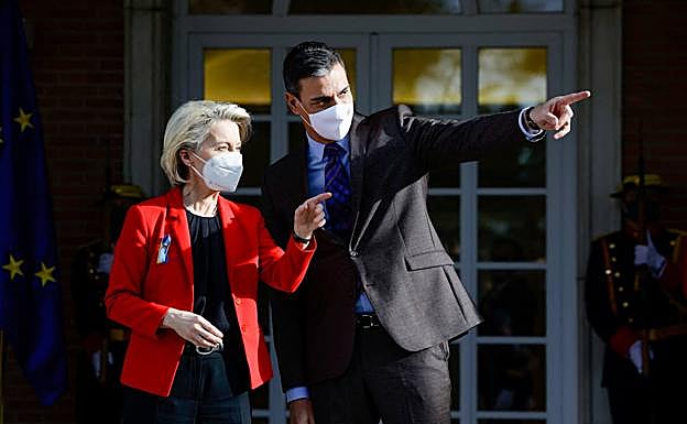 Ursula von der Leyen y Pedro Sánxhez, este sábado antes de su reunión en Moncloa.