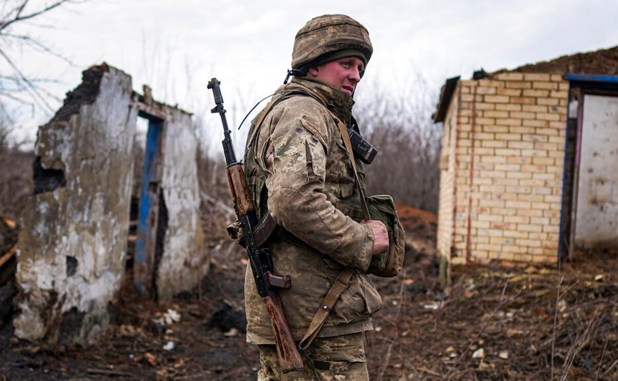 Un soldado, entre las ruinas de un bombardeo. 