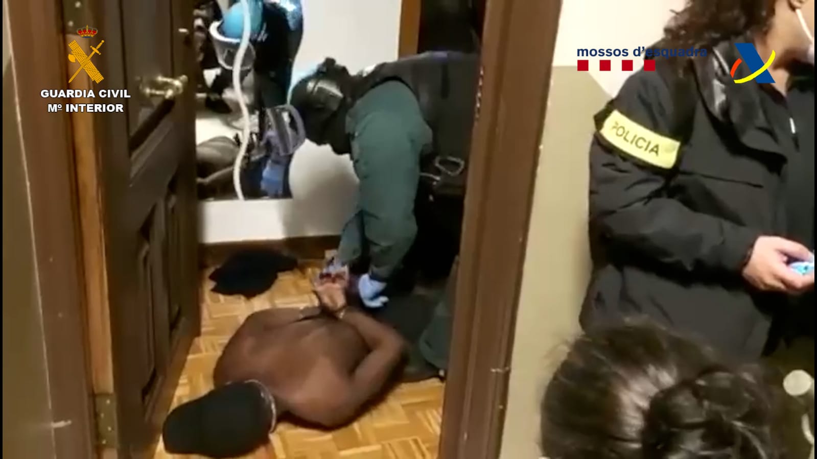 Imagen cedida por la Guardia Civil en la que arrestan a uno de los integrantes de la organización criminal. 