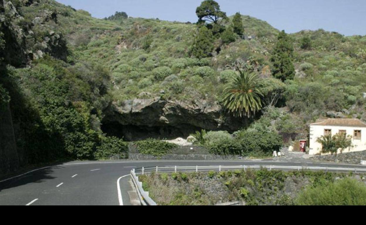 Herido grave al volcar con su coche en la localidad palmera de Mazo