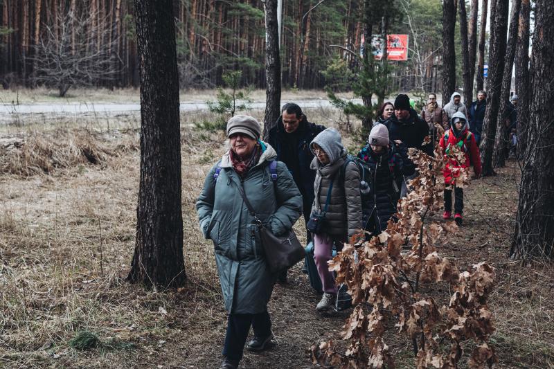 Un grupo de personas son evacuados de Irpin, donde se recrudecen los combates.