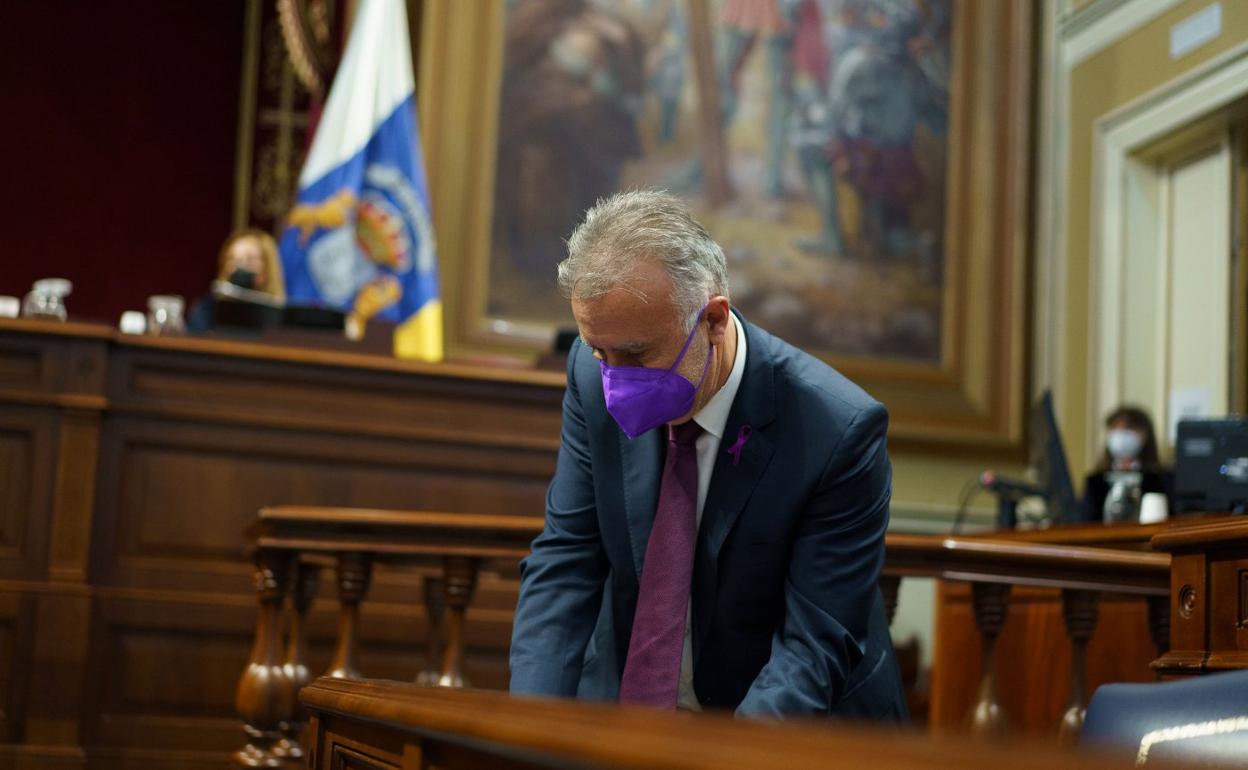 El presidente del Gobierno regional, Ángel Víctor Torres, ayer en el pleno. 