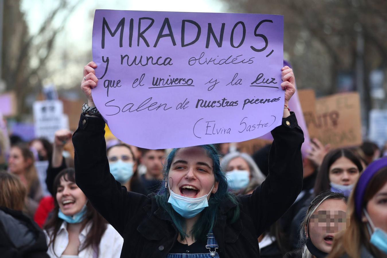 Una joven porta una pancarta reivindicando el papel de la mujer en la sociedad en la marcha que ha recorrido el centro de Madrid