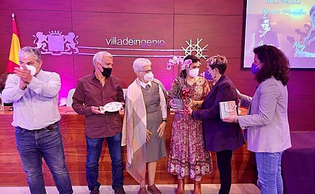 Los hijos de Ana María Afonso, en el momento en el que recogen el reconocimiento a su madre. 