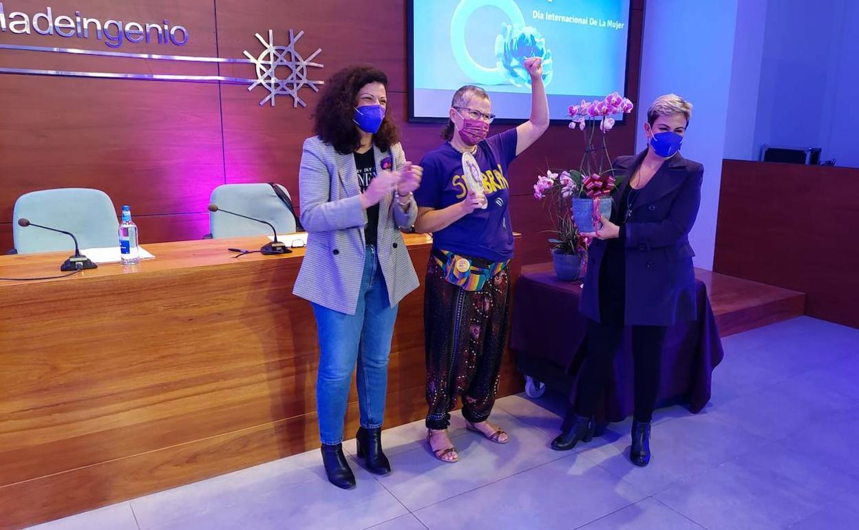 Elena Suárez y Ana Hernández entregan la distinción a Dunia Gómez, en el centro. 