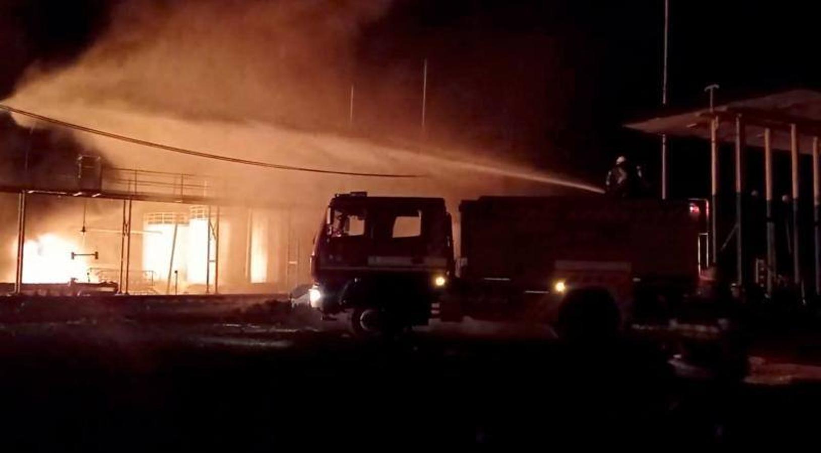 Incendio en un depósito de petróleo tras un bombardeo ruso en la ciudad de Zhytomyr.