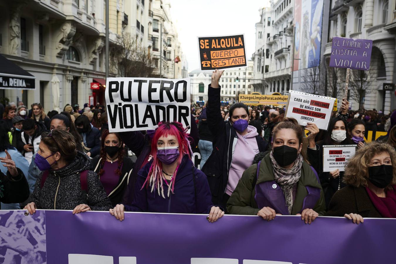 El Movimiento Feminista de Madrid ha recorrido desde Gran Vía a Plaza de España con el lema 'El feminismo es abolicionista'