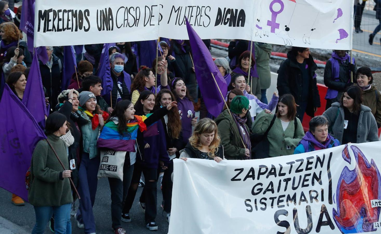 Un grupo de mujeres recorre San Sebastián por el Día de la Mujer