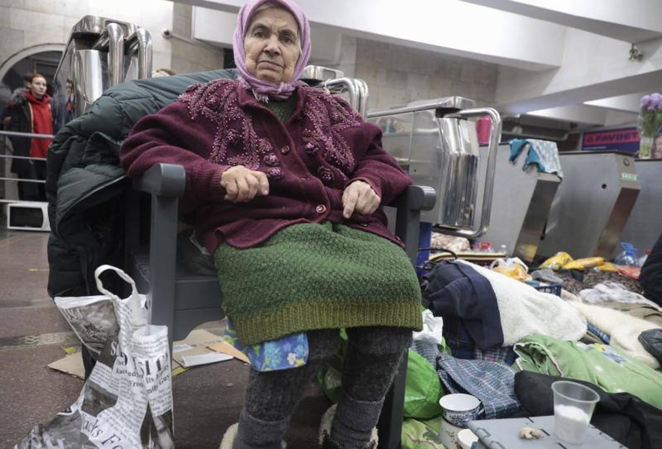 Una anciana en un refugio en Kharkiv.