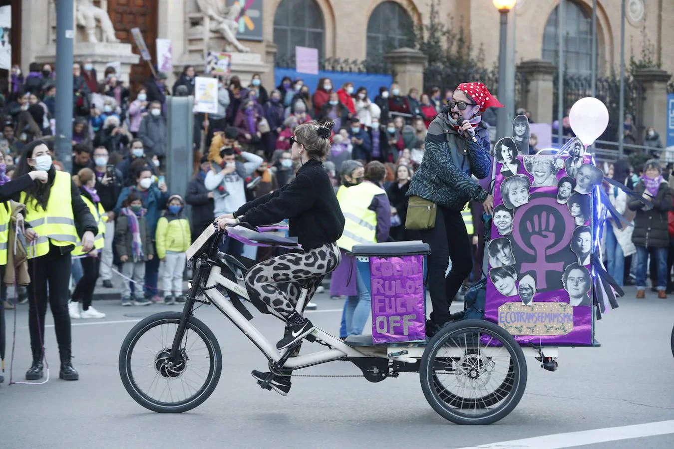 Dos mujeres marchan en la bicicletada protagonizada en Zaragoza para reivindicar el papel de la mujer en la sociedad