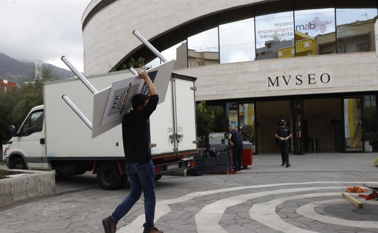Un operario desmonta las instalaciones preparadas para Con ferencia suspendida en febrero. 