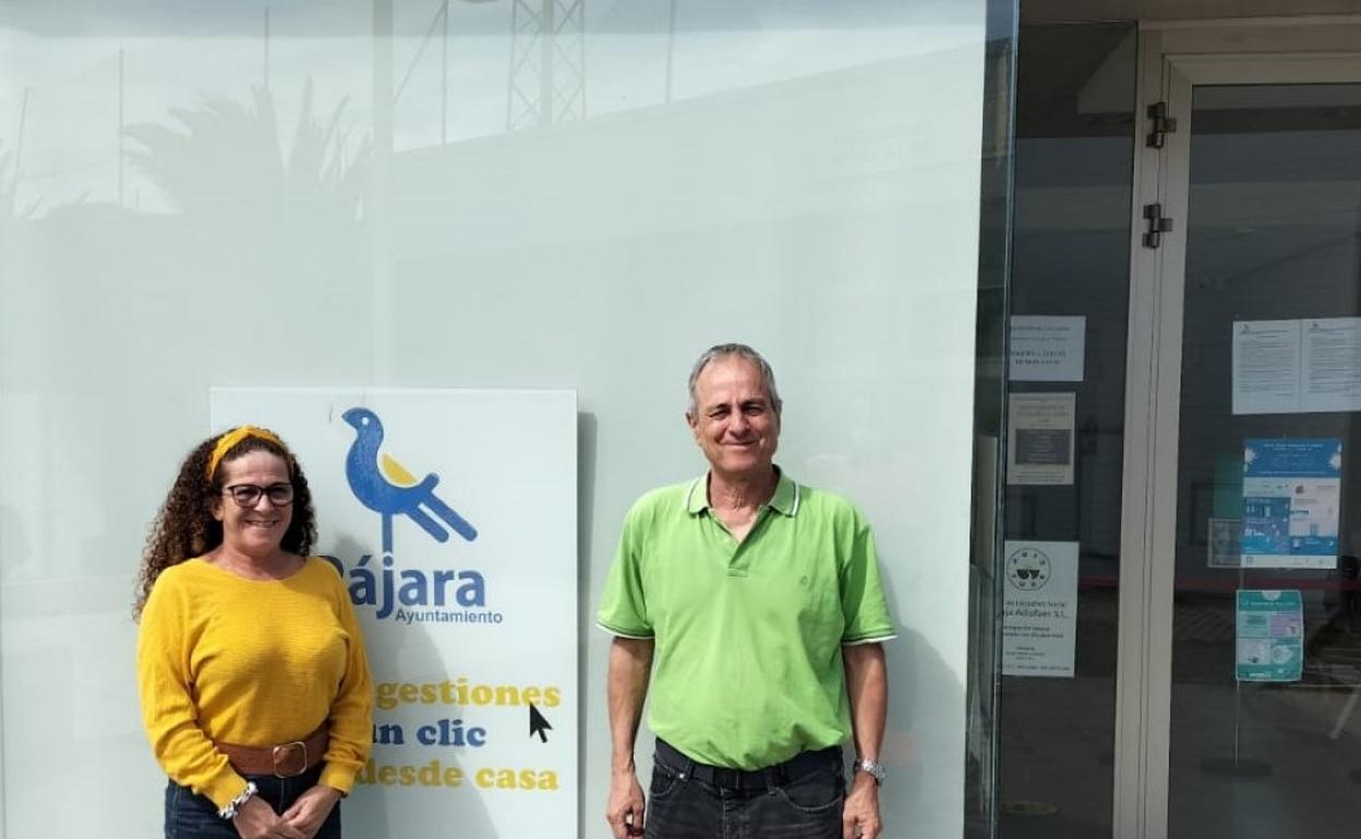 Leticia Cabrera, concejala de área, y José Juan Sansó, coordinador en la isla del Banco de Alimentos. 