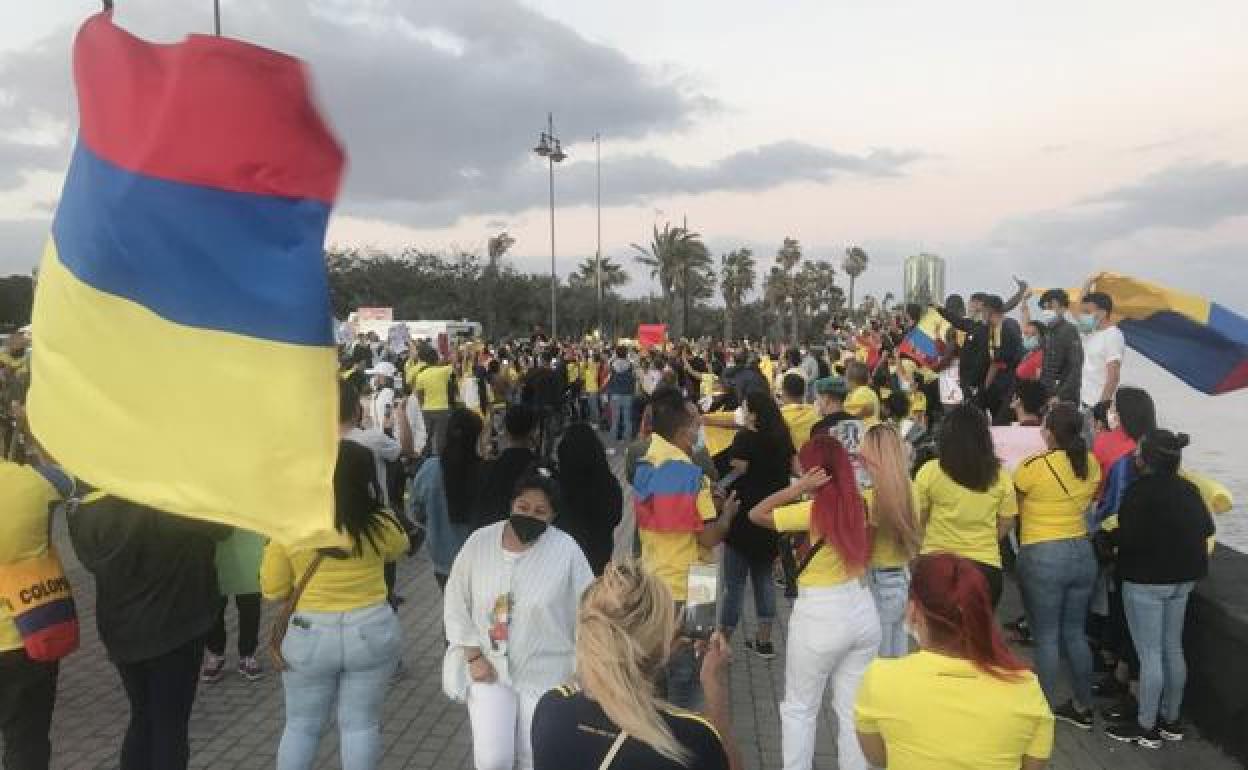 Concentración festiva reciente de residentes colombianos, en Arrecife. 