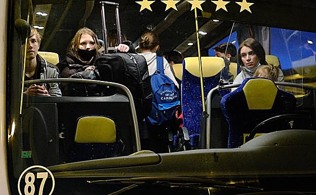 Muchos de los menores son adolestcentes, ya en la guagua. 