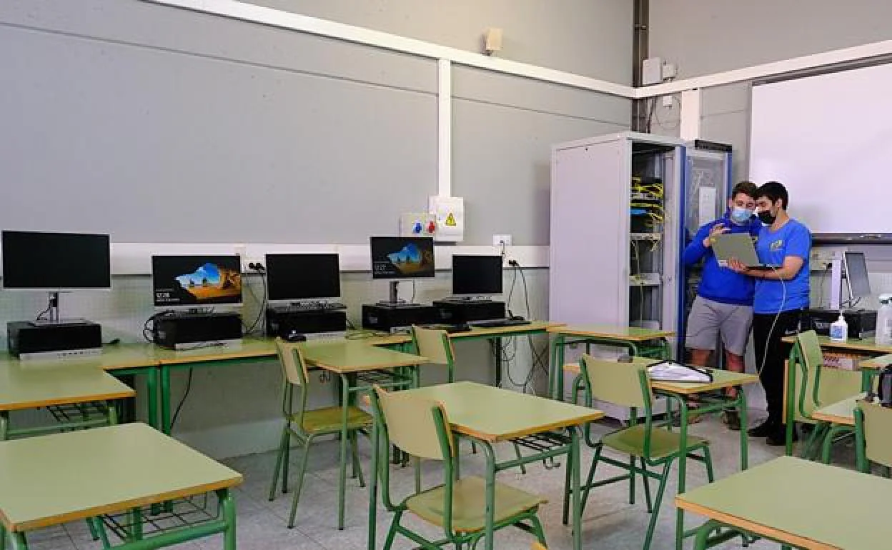 Los estudiantes han llevado los servicios de televisión, vídeoconferencia e internet a todas las aulas y los departamentos. 