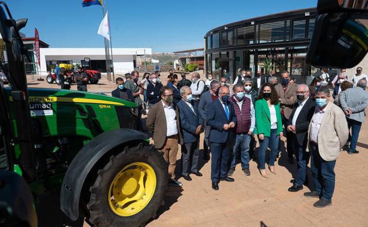 La maquinaria agrícola se expone en los exteriores e interiores de los pabellones de la feria. 