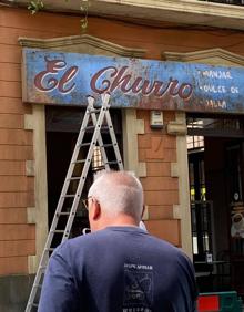 Imagen secundaria 2 - En la imagen superior, imagen del corte de la Avenida Bravo Murillo, en una imagen facilitada por la Policía Local a través de su twitter. Abajo, dos locales de la zona con sus fachadas preparadas para el rodaje. 