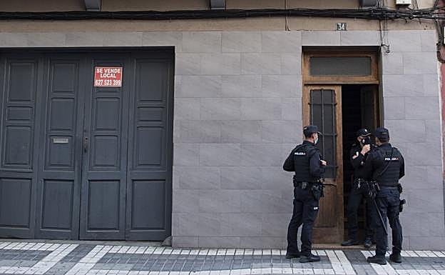La Policía Nacional custodia la escena del crimen. 