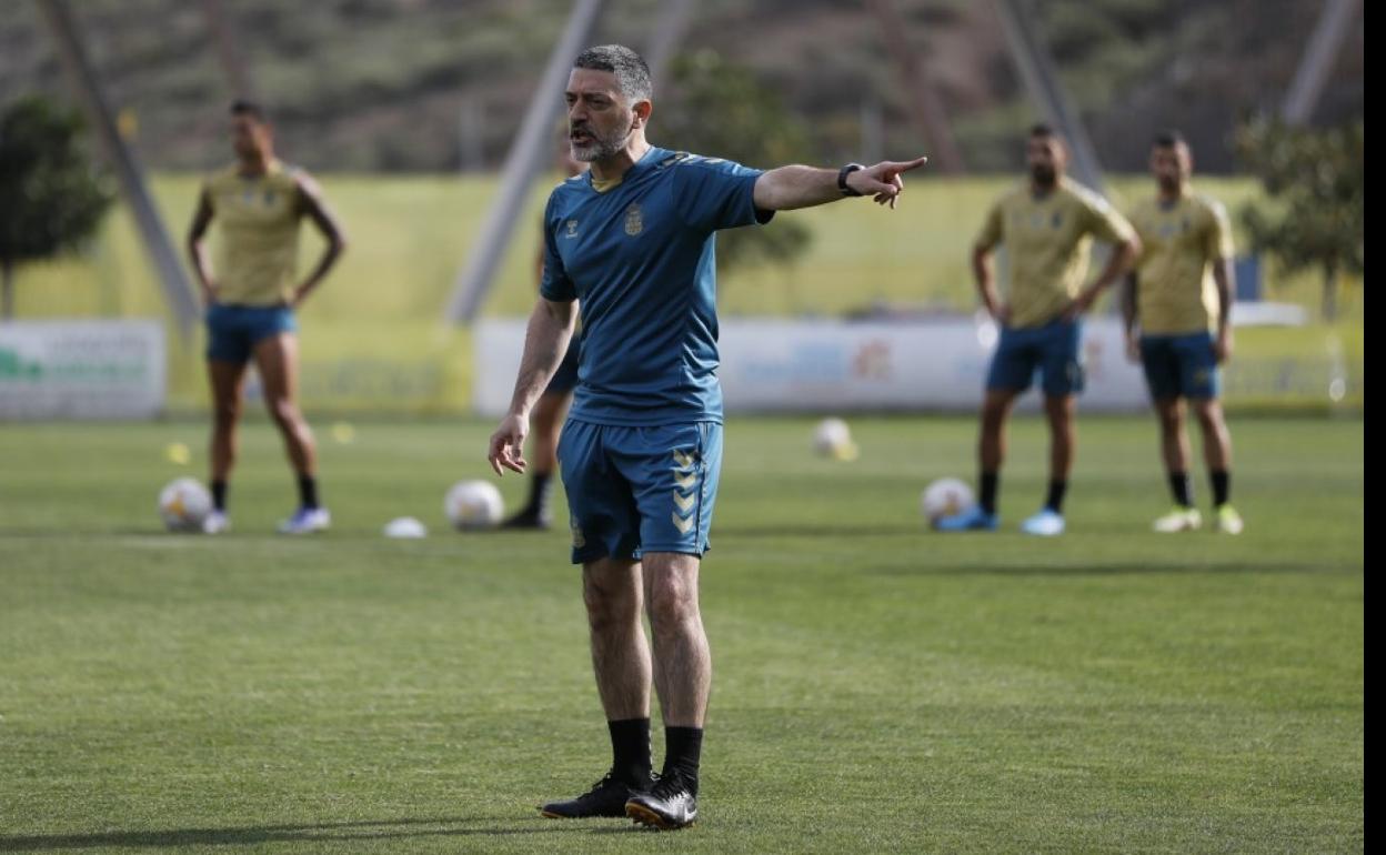 El entrenador García Pimienta, durante una de las sesiones de entrenamiento en Barranco Seco. 