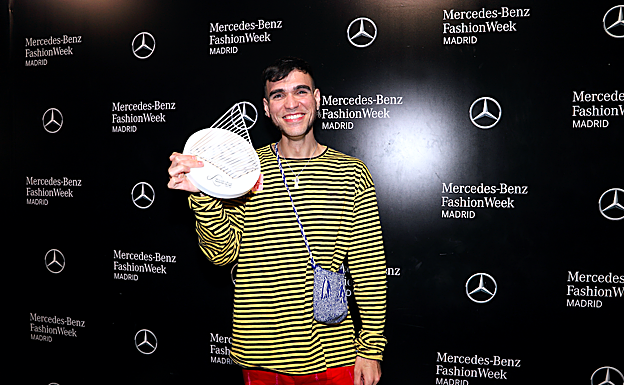 Gabriel Nogueiras posa con el premio Mercedes-Benz Fashion Talent. 