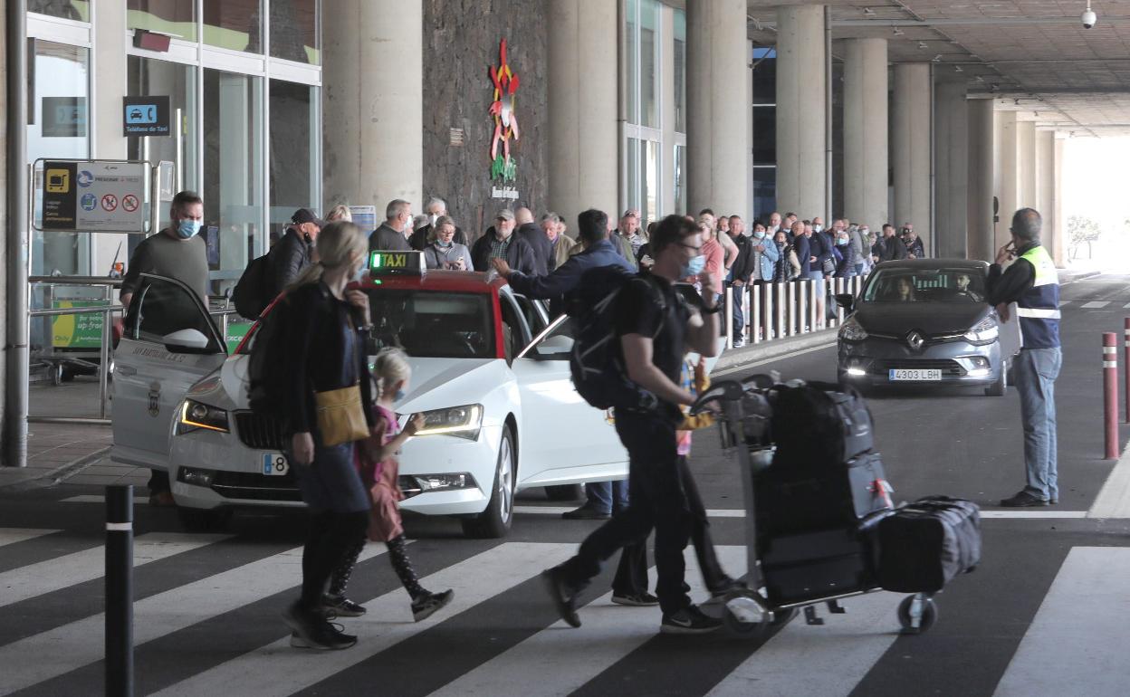 Este pasado lunes, con presencia de coordinador, se dieron filas de usuarios en Guacimeta. 
