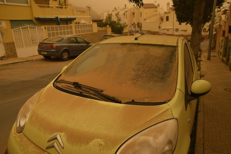 Un vehículo cubierto de polvo en Aguadulce, Roquetas de Mar (Almería).