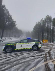 Imagen secundaria 2 - La Guardia Civil cierra el acceso a la cumbre de Gran Canaria por la helada