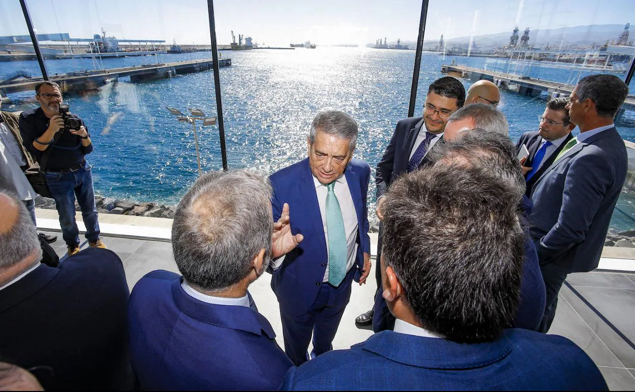 Antonio Armas, en el acto de inauguración de la terminal de pasajeros de La Luz en enero del 2020 explicando el proyecto a las autoridades. 